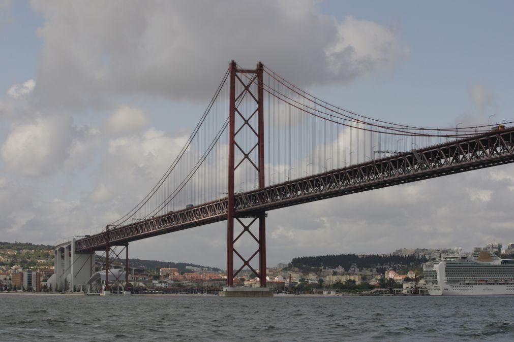 Colisão entre 'ferry' e barco de pescadores no Tejo deixa dois desaparecidos e dois feridos