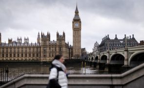 Parlamento britânico debate petição para repetir eleições conquistadas pelos trabalhistas