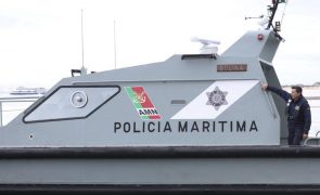 Mergulhadores retiram ganchorra da embarcação que colidiu no Tejo