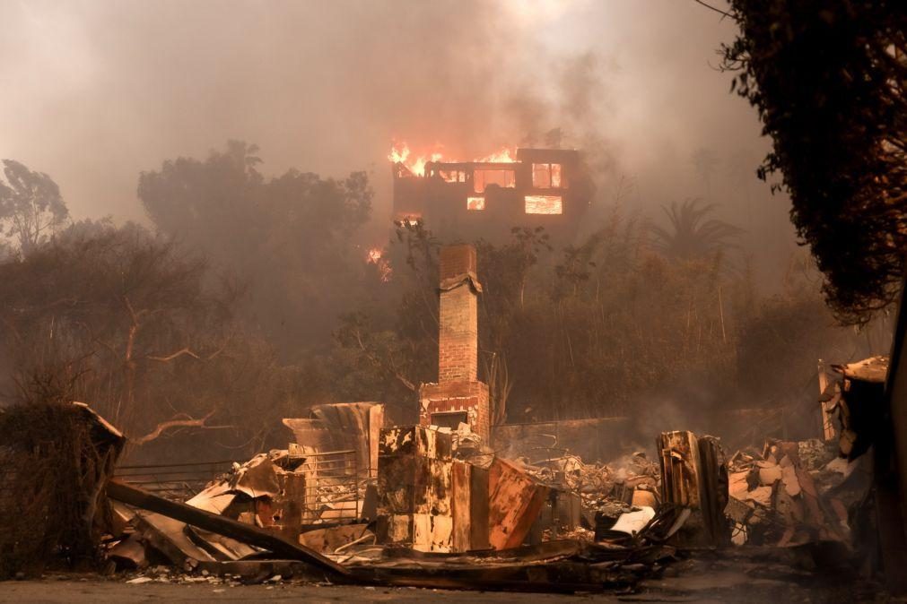 Incêndios em Los Angeles destroem mil habitações e fazem 2 mortos