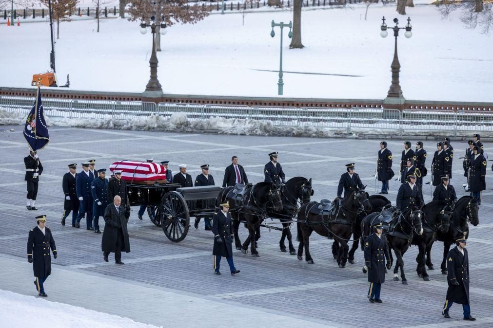 Milhares de pessoas enfrentam temperaturas negativas para último tributo a ex-Presidente Jimmy Carter