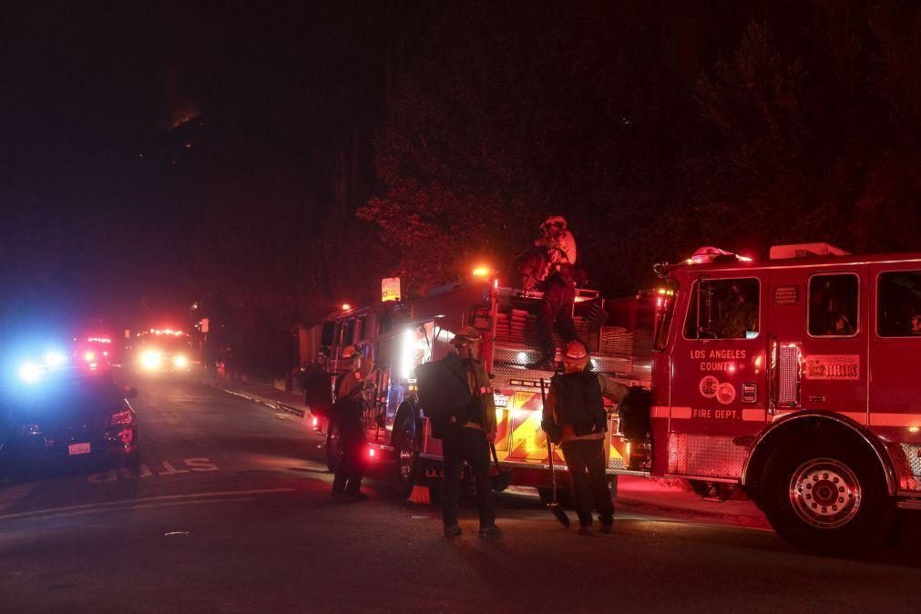 Autoridades ordenam evacuação do centro de Hollywood devido a incêndios