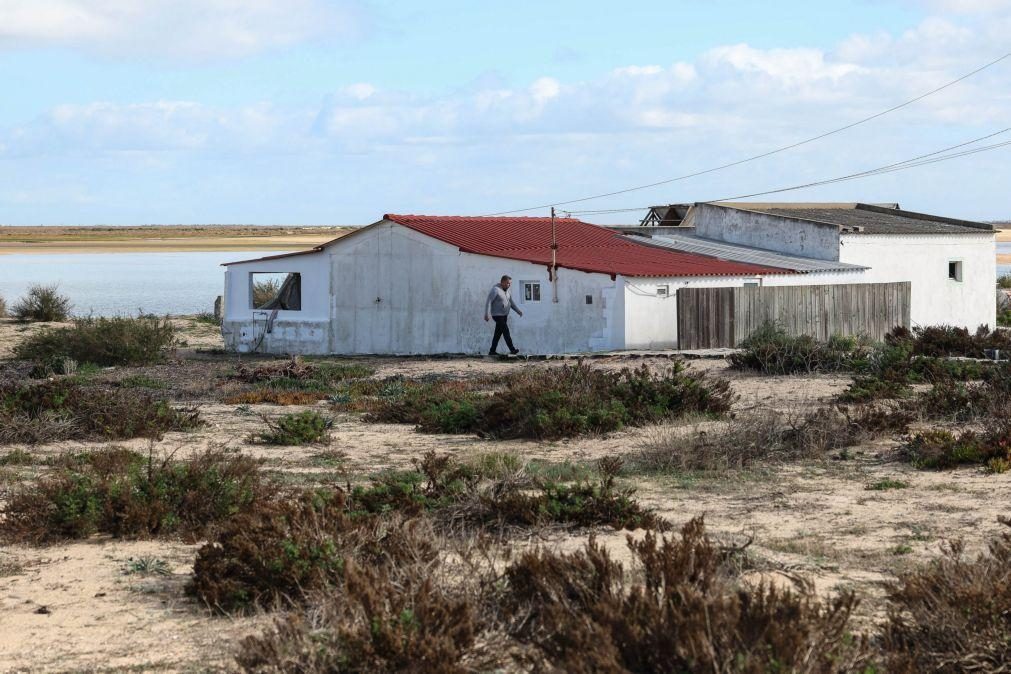 Moradores do extremo nascente da Praia de Faro não querem abandonar as casas