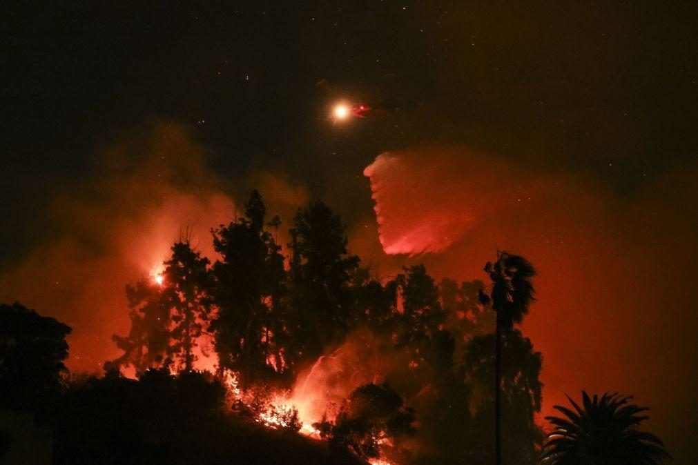 Dois dos principais incêndios em Los Angeles continuam fora de controlo 