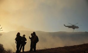 Novo incêndio deflagra no norte de Los Angeles onde já morreram sete pessoas