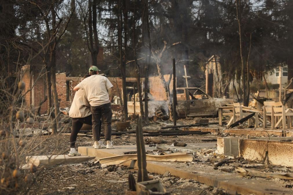 Decretado recolher obrigatório nas zonas afetadas pelos incêndios em Los Angeles