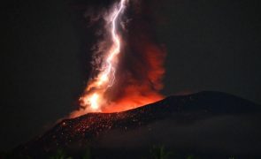 Vulcão Monte Ibu no leste da Indonésia entrou em erupção