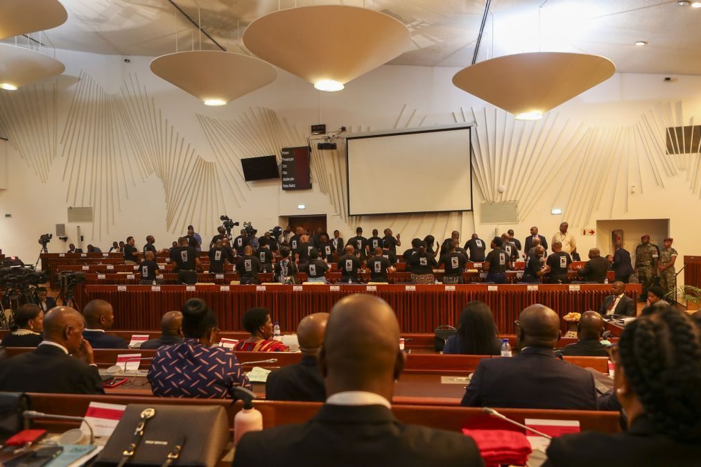 Parlamento moçambicano toma posse entre boicotes da oposição e protestos convocados