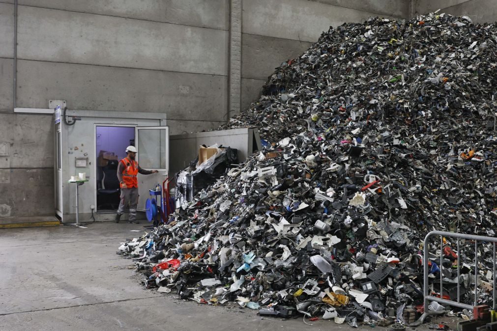 Quase 200 mil milhões de euros de material reciclável desperdiçados