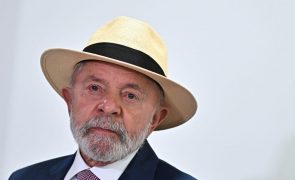 Lula assina lei que proíbe uso de telemóvel nas escolas brasileiras