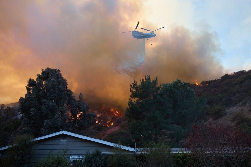 Ventos fortes continuam a dificultar combate aos incêndios em Los Angeles