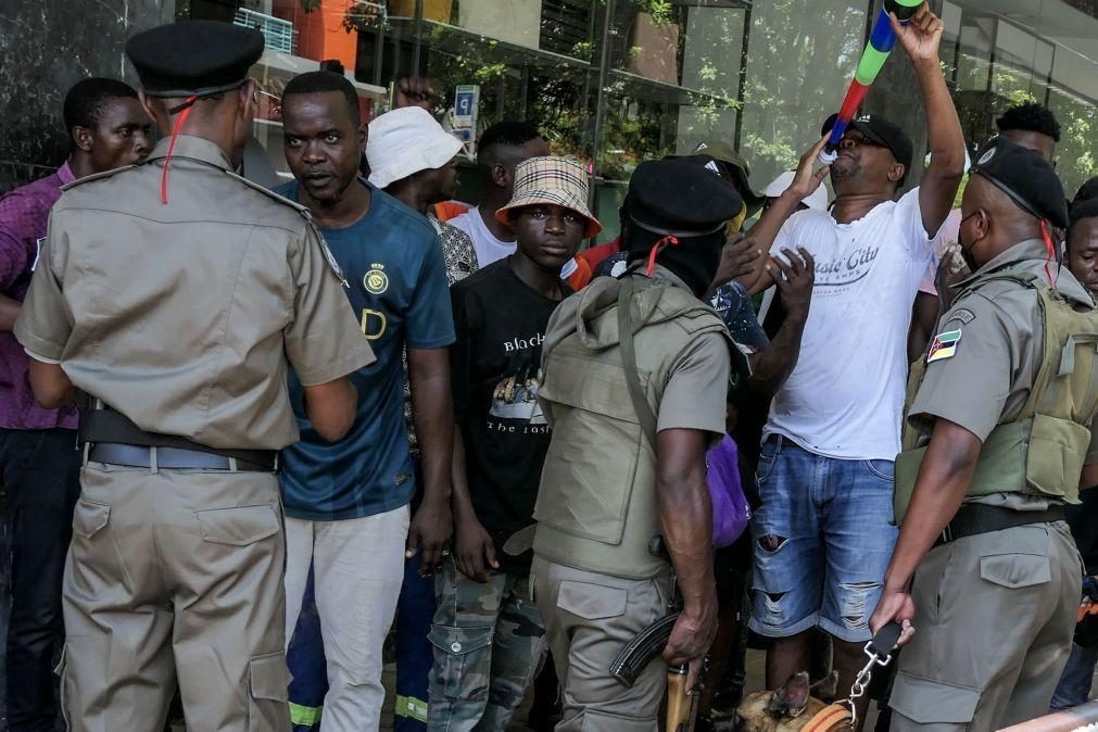 Tiros e gás da polícia para afastar manifestantes junto à posse do novo PR de Moçambique