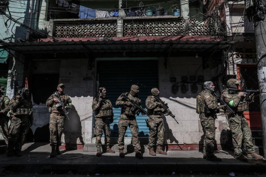 Polícia brasileira detém sete pessoas em operação contra Comando Vermelho em favelas do Rio