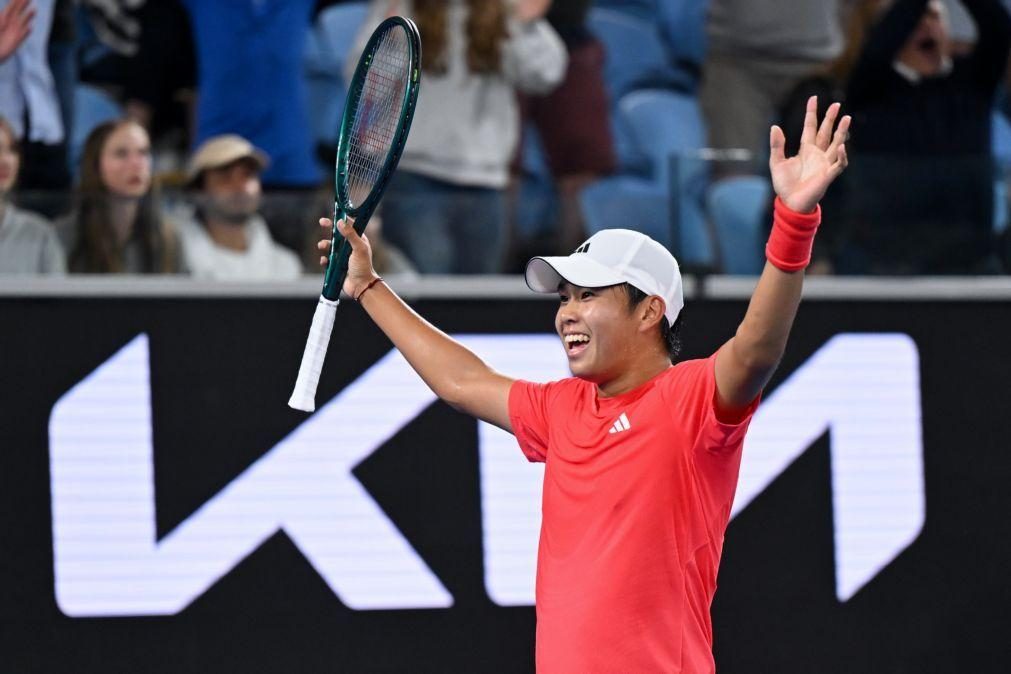 Medvedev cai na segunda ronda do Open da Austrália após duelo de quase cinco horas com Tien