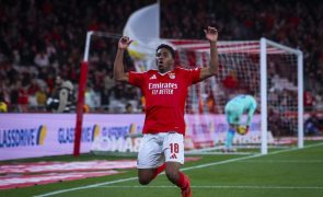 Benfica goleia Famalicão com 'hat-trick' de Barreiro e iguala líder Sporting