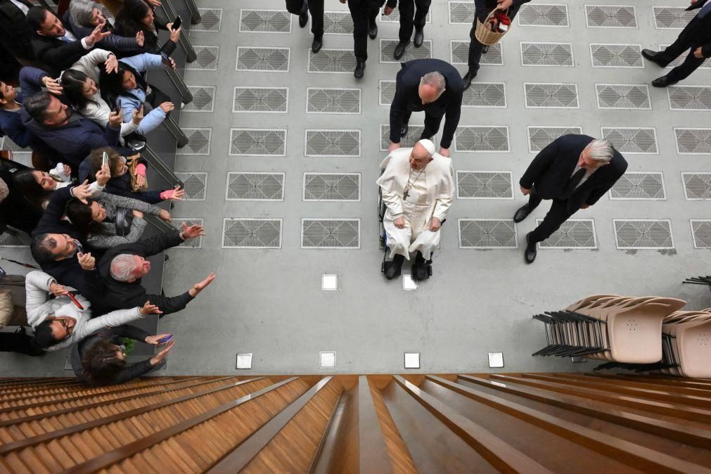 Papa critica países que investem na indústria das armas