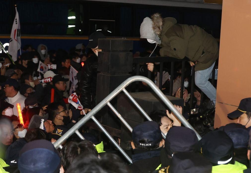 Tribunal mantém detenção de Presidente suspenso e manifestantes reagem em fúria