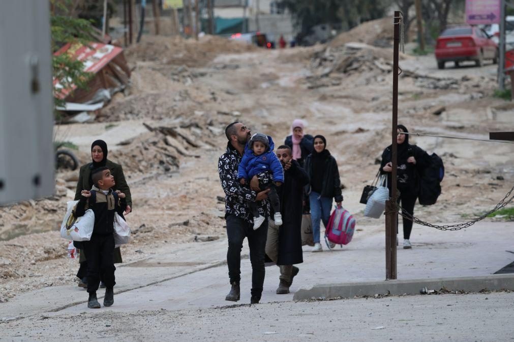 Centenas de pessoas abandonam campo de refugiados na Cisjordânia