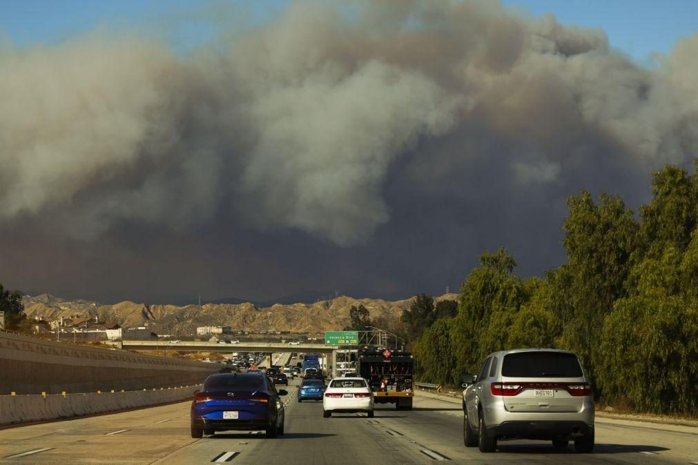 Milhares de pessoas retiradas de casa por incêndio na região de Los Angeles