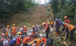 Deslizamento de terras na Indonésia provoca 22 mortos e quatro desaparecidos