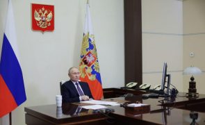 Putin continua à espera de um sinal de Trump para falarem