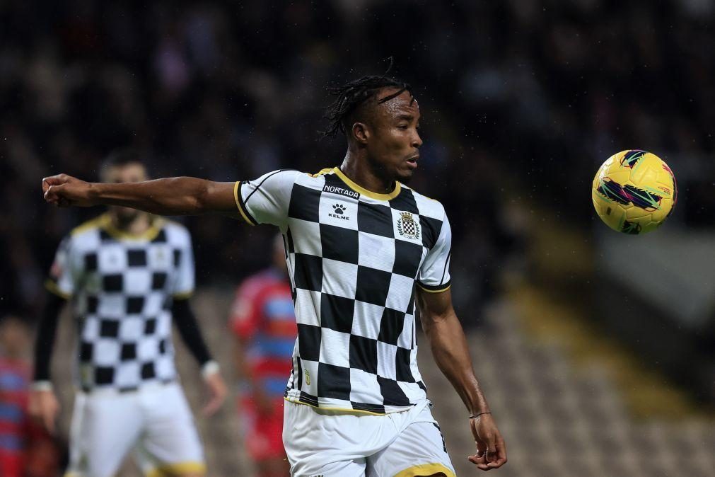 Defesa esquerdo Bruno Onyemaechi troca Boavista pelo Olympiacos