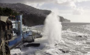 Aviso de agitação marítima na Madeira prolongado até à tarde de terça-feira