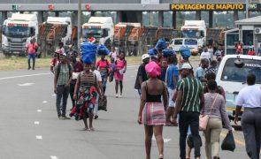 Acesso a Maputo cortado por manifestantes que usam cisterna de combustível como escudo