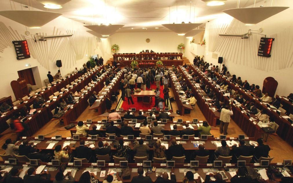 Empossados 34 deputados da Renamo e do MDM em Moçambique