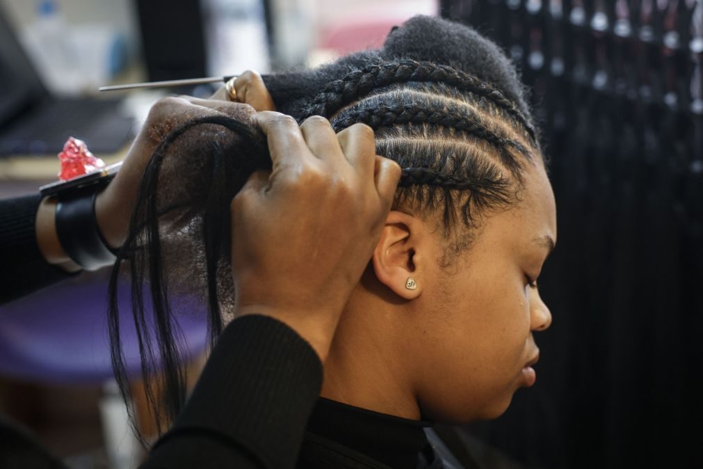 A arte de trançar o cabelo que resgata a identidade africana e embeleza Portugal