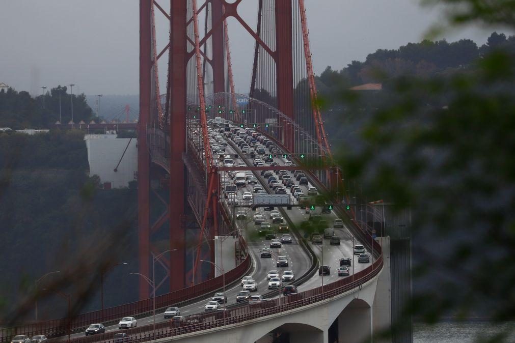 Trânsito condicionado na Ponte 25 de Abril após choque que envolveu nove viaturas