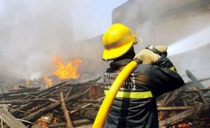 Incêndio em armazém de produtos chineses em Santarém ativo mas controlado