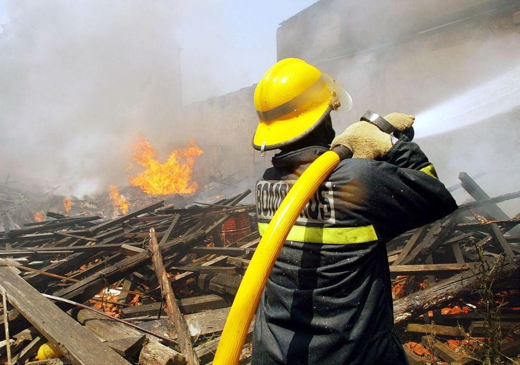 Incêndio em armazém de produtos chineses em Santarém ativo mas controlado