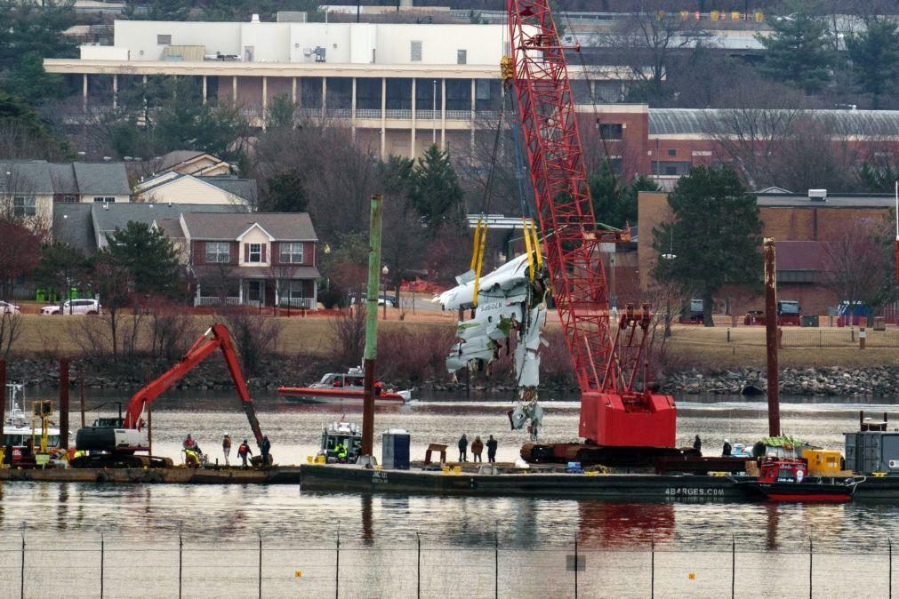 Recuperadas primeiras partes do avião envolvido na colisão aérea mortal em Washington