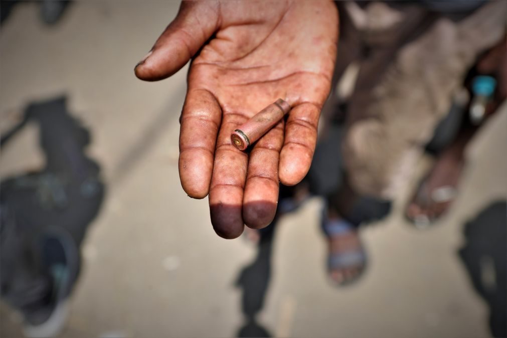 Bala perdida mata menina de 8 anos numa escola em Luanda