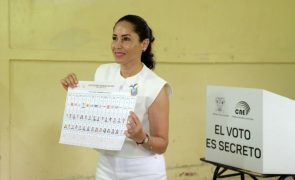 Opositora declara vitória com segunda volta à vista nas presidencias do Equador