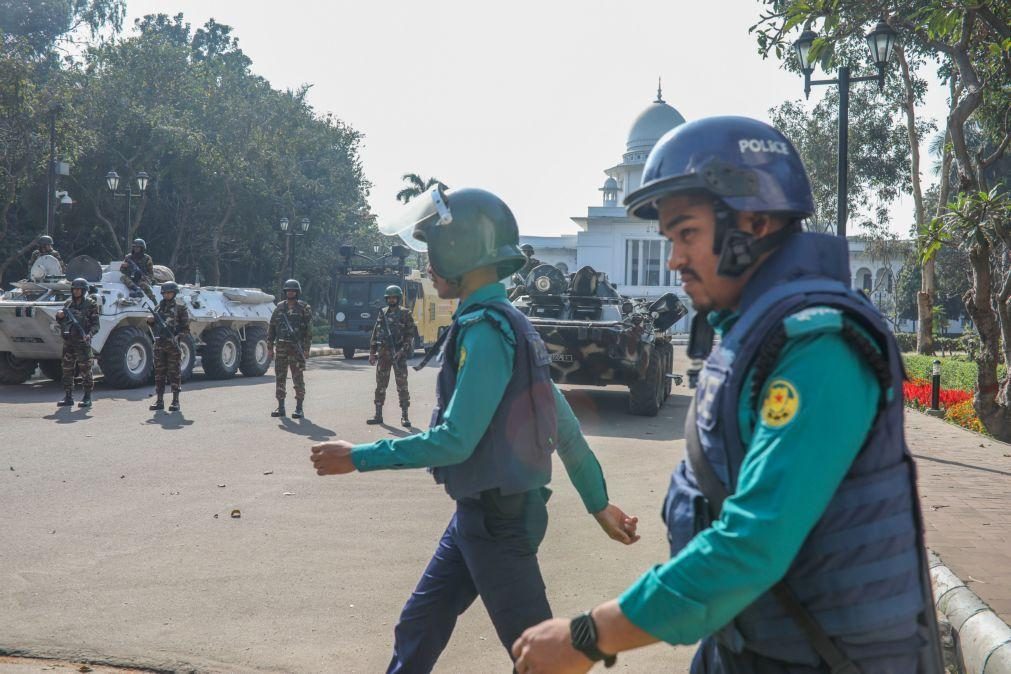 Polícia do Bangladesh detém mais de 1.300 pessoas após protestos contra ex-PM