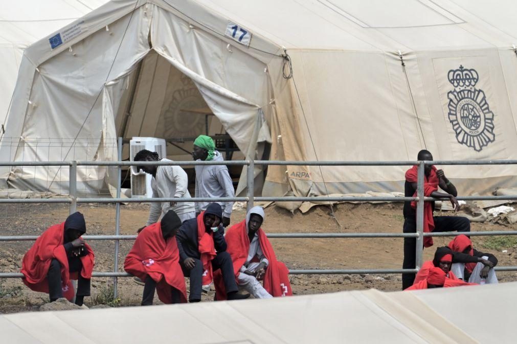 Equipas de salvamento resgataram hoje mais de 380 migrantes junto das Canárias