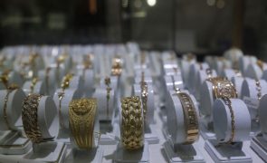 Ouro atinge máximo histórico acima de 2.940 dólares