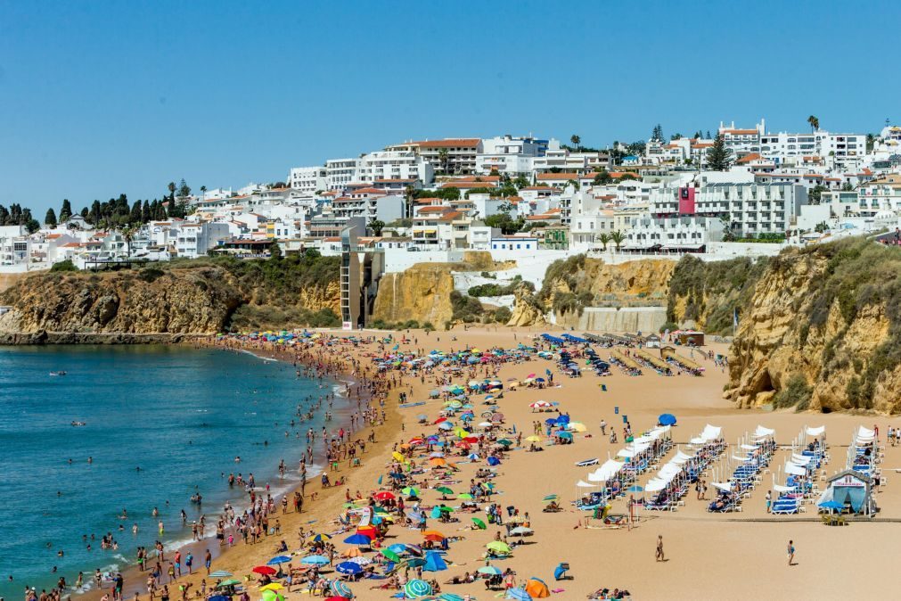 Albufeira quer proibir circulação de pessoas em biquíni na cidade