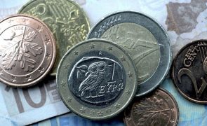 Euro segue estável acima de 1,04 dólares