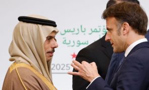 Macron propõe às autoridades de transição que se juntem à luta contra o Daesh