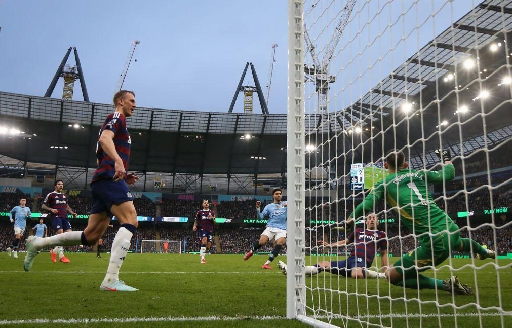 'Hat-trick' de Marmoush lança Manchester City para o quarto lugar na Liga inglesa