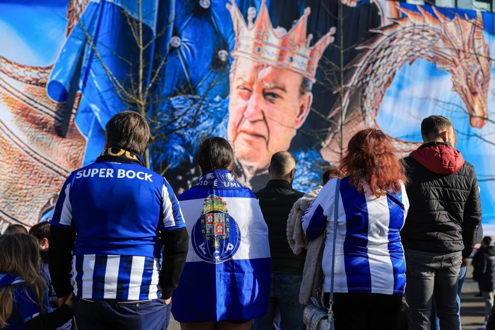 Centenas de adeptos prestaram homenagem a Pinto da Costa no Dragão durante a manhã