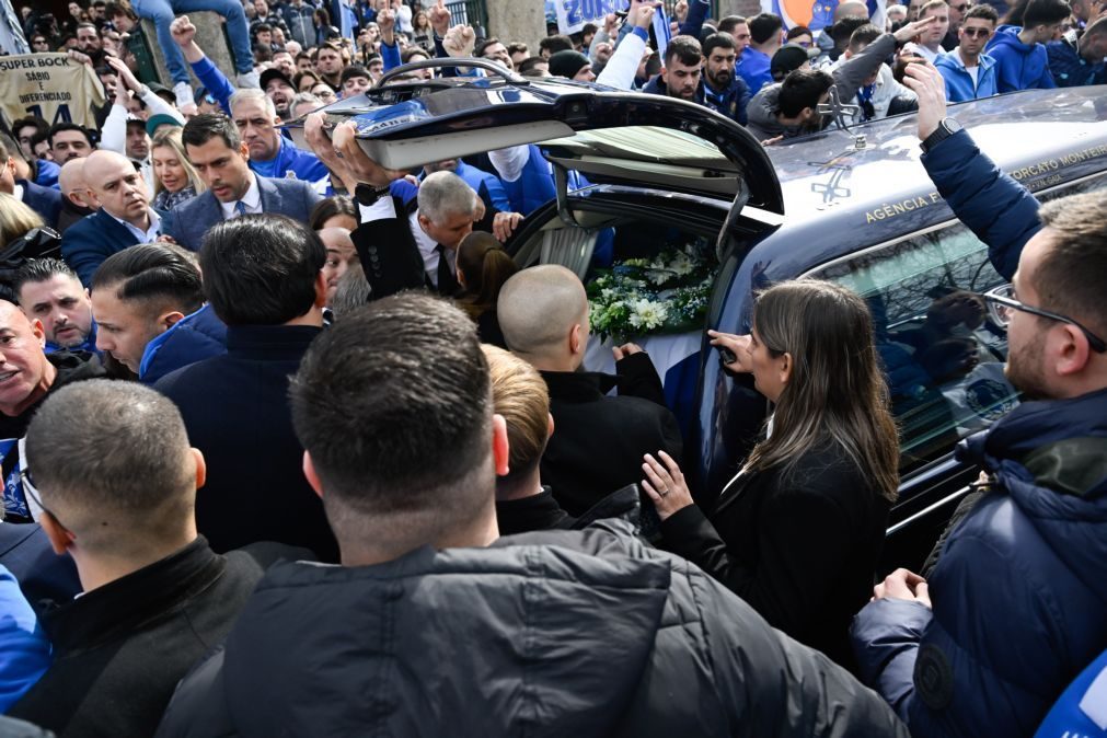 Milhares às portas da Igreja das Antas antes do funeral de Pinto da Costa