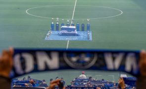 Urna de Pinto da Costa homenageada com comoção no Dragão