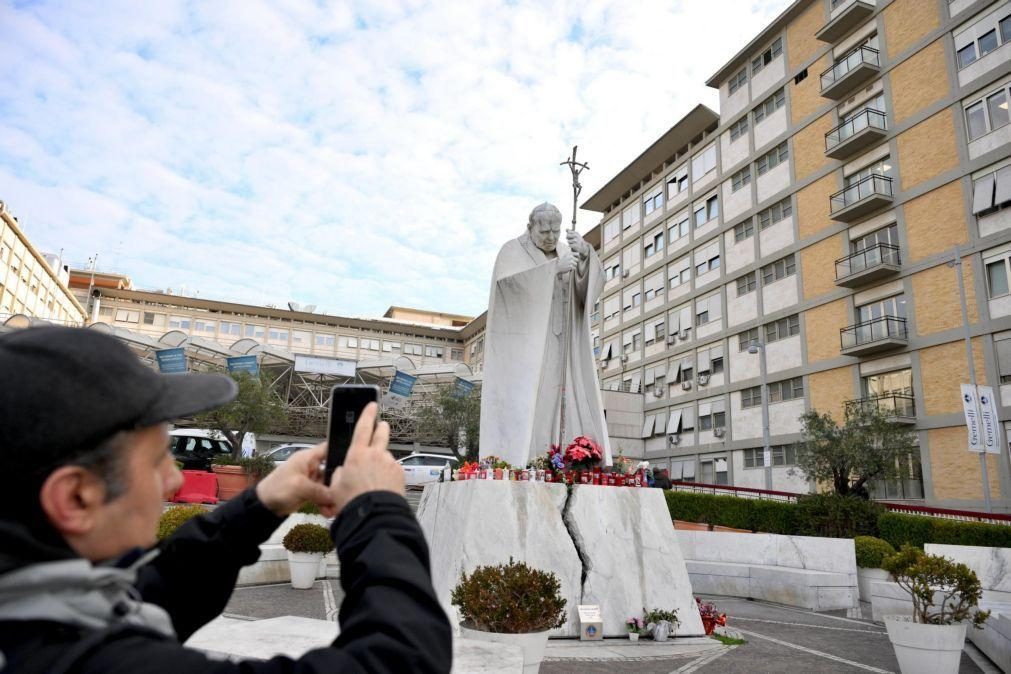 Papa Francisco continua com quadro clínico 