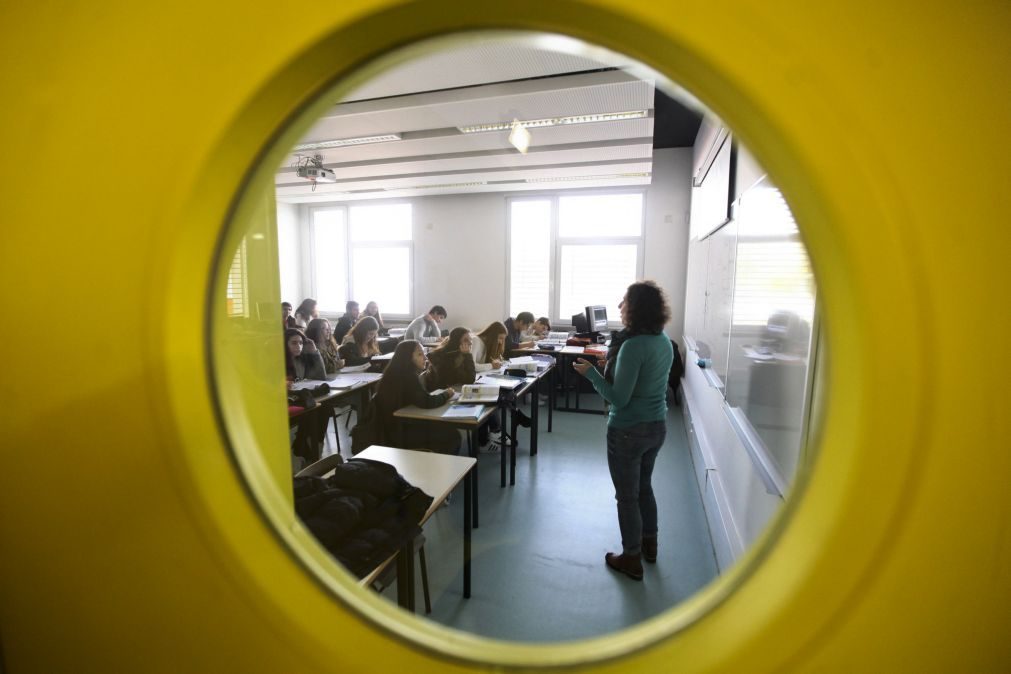 Alunos do 9º ano são melhores a Matemática e ligeiramente piores a Português