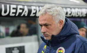 Fenerbahçe, de José Mourinho, nos 'oitavos' da Liga Europa com Ajax e Real Sociedad