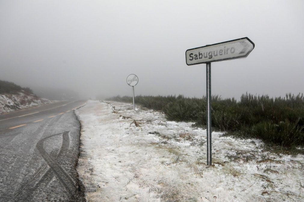 Queda de neve fecha acessos à Torre na Serra da Estrela